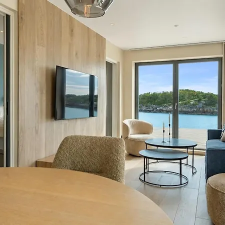 Oceanfront Henningsvær